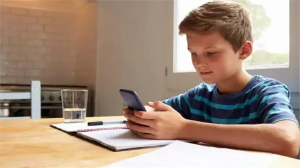 تحذير برلماني.. مجلس الشيوخ يكشف مخاطر استخدام الأطفال للهواتف الذكية وتأثيراتها المدمرة